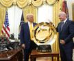 Donald Trump, alături de Infantino și trofeul Cupei Mondiale a Cluburilor/ foto Imago Images
