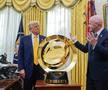 Donald Trump, alături de Infantino și trofeul Cupei Mondiale a Cluburilor/ foto Imago Images