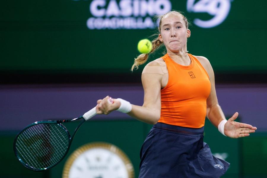 Mirra Andreeva în acțiune la Indian Wells Foto: Imago Images Mirra Andreeva, de neoprit » Este în finală la Indian Wells după o victorie excelentă în fața campioanei en titre, Iga Swiatek