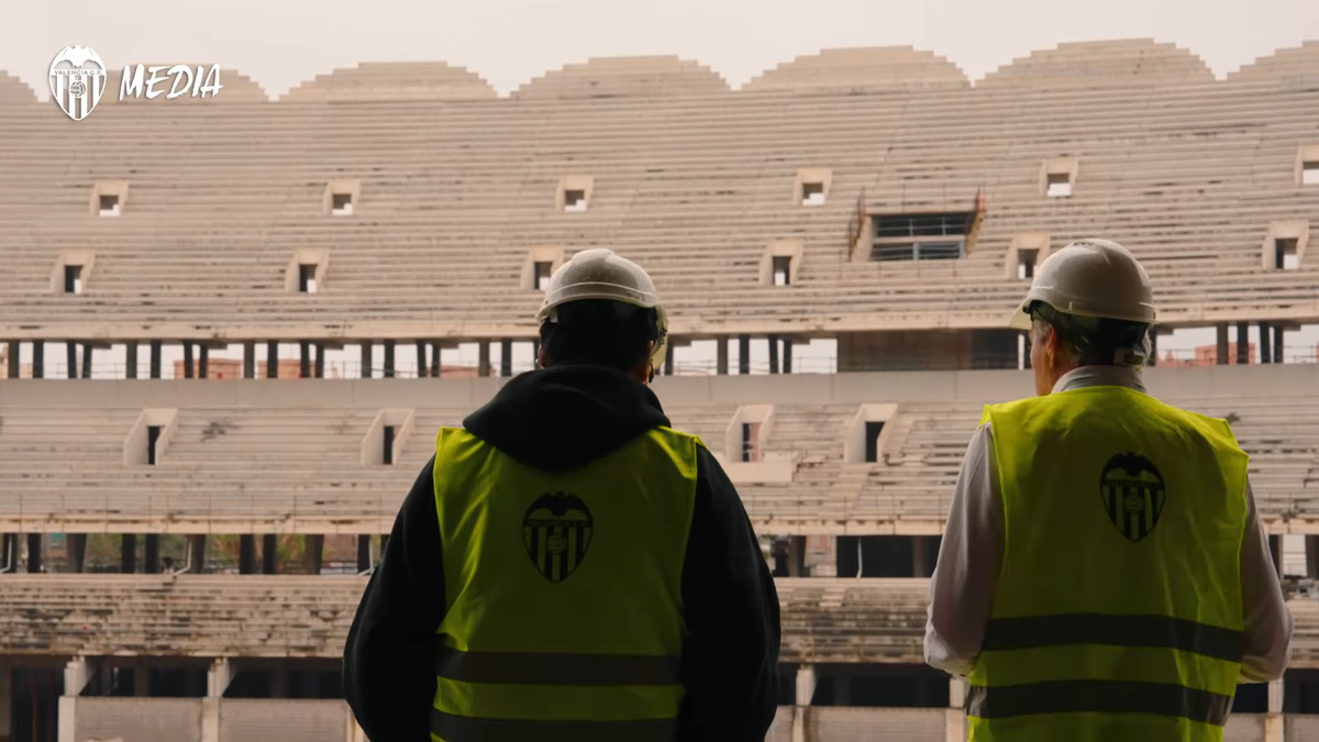 În sfârșit! După 16 ani, au reluat lucrările la „colosul uitat” » Imagini de pe șantierul unui stadion unic