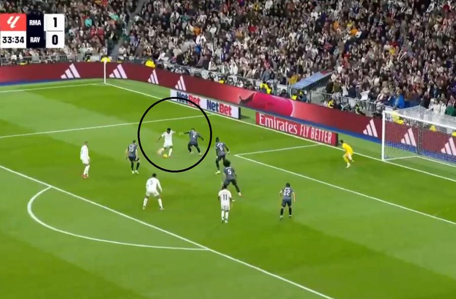 Bellingham în genunchi, „piruetă” lângă Mbappe, dar amețit de Vinicius » Cadru cu cadru, cum s-a descurcat Andrei Rațiu contra lui Real Madrid