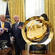 Donald Trump, alături de Infantino și trofeul Cupei Mondiale a Cluburilor/ foto Imago Images