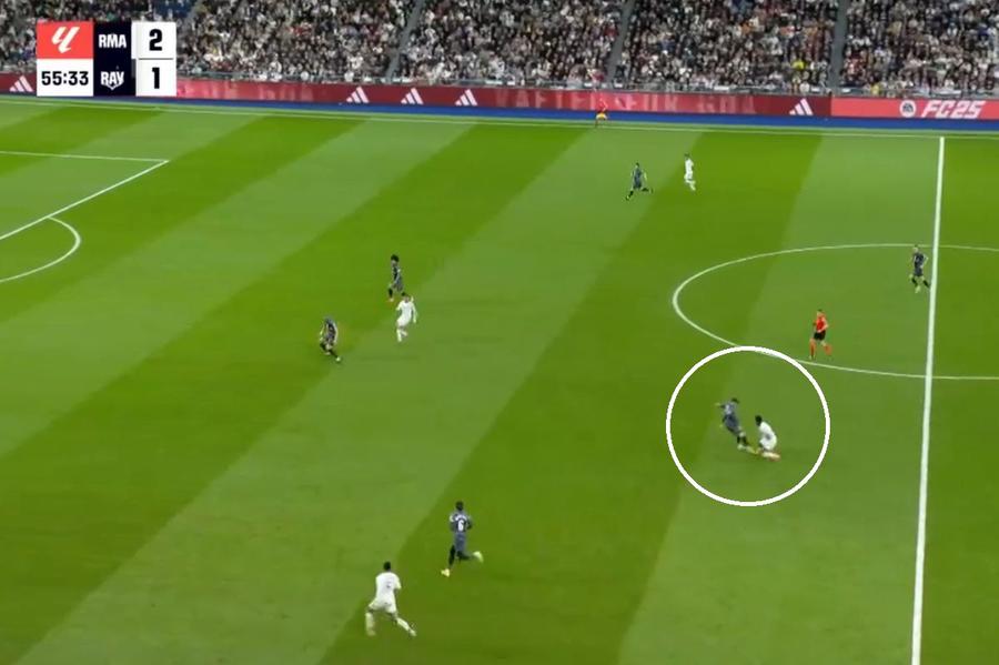 Bellingham în genunchi, „piruetă” lângă Mbappe, dar amețit de Vinicius » Cadru cu cadru, cum s-a descurcat Andrei Rațiu contra lui Real Madrid