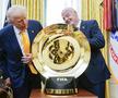 Donald Trump, alături de Infantino și trofeul Cupei Mondiale a Cluburilor/ foto Imago Images