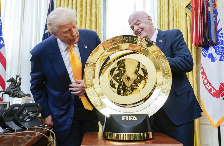 Donald Trump, alături de Infantino și trofeul Cupei Mondiale a Cluburilor/ foto Imago Images Dialogul înțepat de la Casa Albă: „Președintele trebuia să-i spună că are un antrenor mare. Adică, pe mine!”