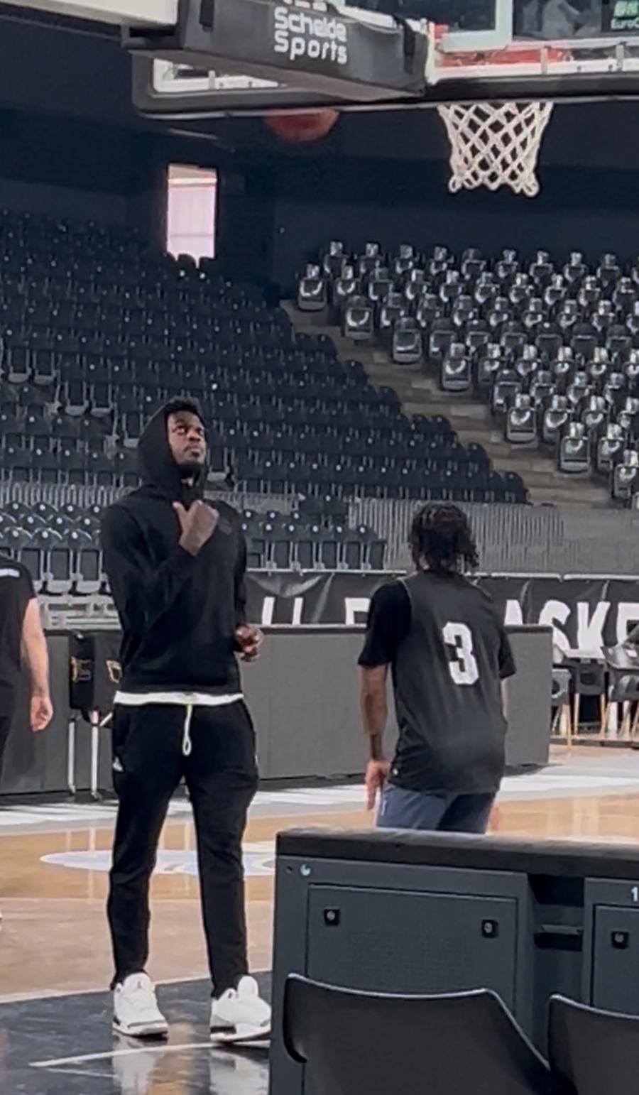Deshawn Stephens, aruncând la coș Optimism la U-BT Cluj-Napoca înaintea duelului istoric cu Valencia Basket din „sferturile” EuroCup » Mihai Silvășan: „Mergem să luptăm”