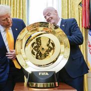 Donald Trump, alături de Infantino și trofeul Cupei Mondiale a Cluburilor/ foto Imago Images