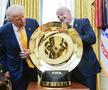 Donald Trump, alături de Infantino și trofeul Cupei Mondiale a Cluburilor/ foto Imago Images