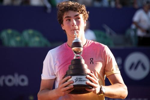 Joao Fonseca și trofeul cucerit la Buenos Aires 2025 Foto: Imago Images