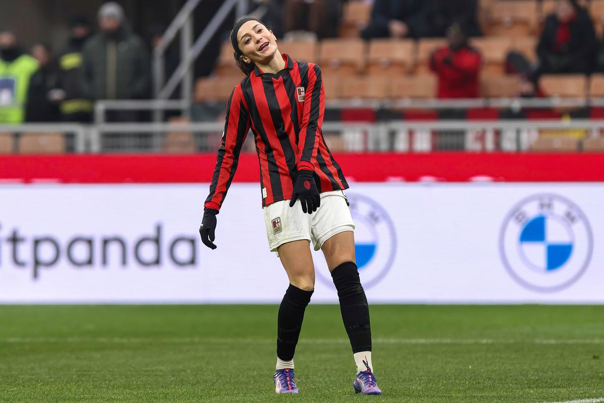 Povestea impresionantă a Nadiei Nadim, fotbalistă profesionistă și chirurg: „E același val de adrenalină și în sala de operație, ca pe teren” » Cu tatăl ucis de talibani, a venit ca refugiată în Danemarca, la 12 ani