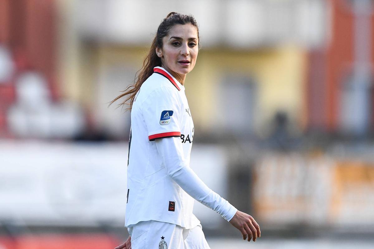 Povestea impresionantă a Nadiei Nadim, fotbalistă profesionistă și chirurg: „E același val de adrenalină și în sala de operație, ca pe teren” » Cu tatăl ucis de talibani, a venit ca refugiată în Danemarca, la 12 ani