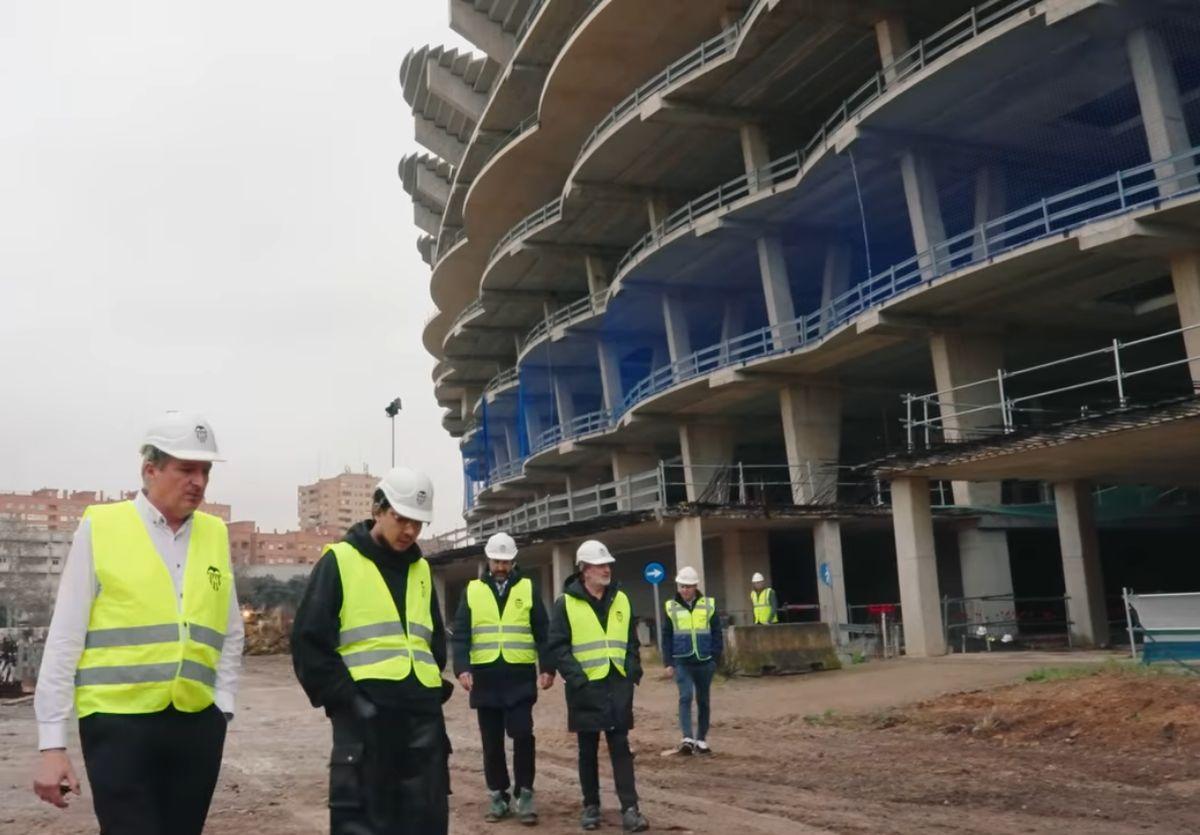 În sfârșit! După 16 ani, au reluat lucrările la „colosul uitat” » Imagini de pe șantierul unui stadion unic