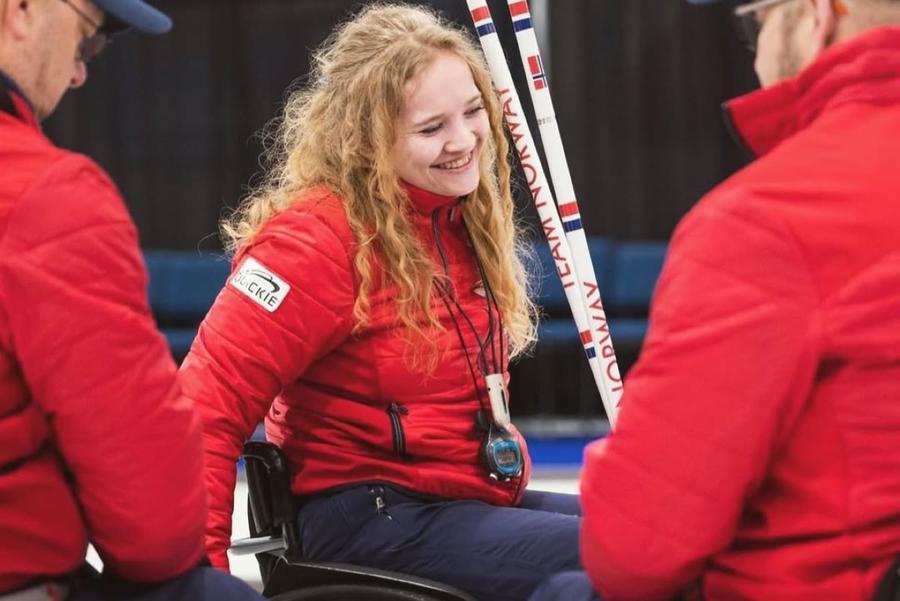 Mia Larsen Sveberg Foto: Instagram Sportiva paralimpică din Norvegia care îmbină curlingul în scaun cu rotile și muzica: „Abia când ies pe scenă sau pe gheață simt emoții”