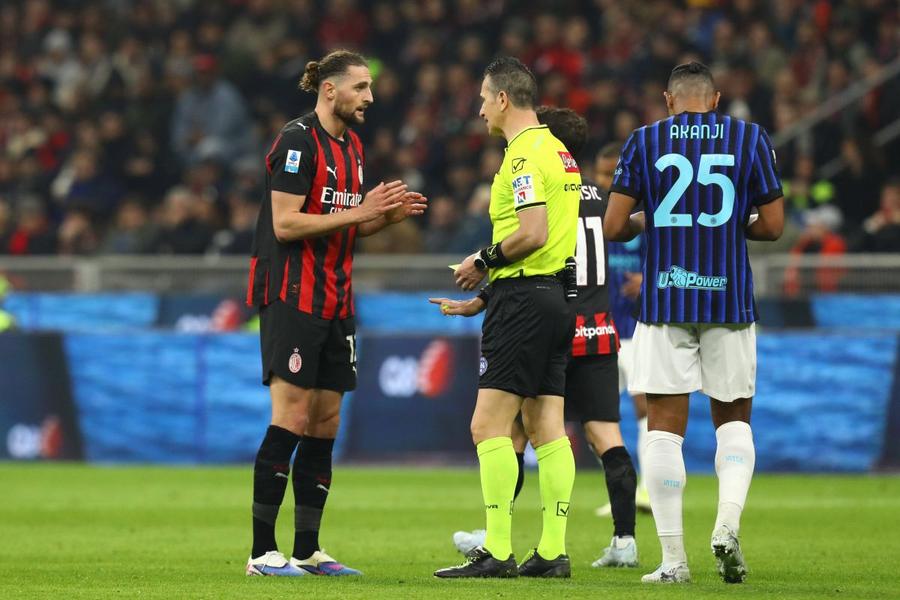 Adrien Rabiot nu va face deplasarea la Roma pentru meciul Lazio - Milan, din cauza „galbenului” primit duminică / Foto: Imago Amenzi și sancțiuni după derby » Milan plătește pentru că a întârziat reluarea meciului! + Suspendare și la Inter
