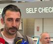 Elias Charalambous, cu lacrimi în ochi pe aeroport, la plecarea din România/ foto: GSP