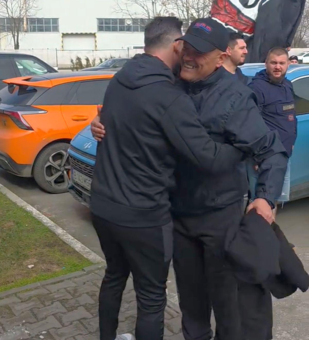 Mirel Rădoi, primit cu torțe de suporterii FCSB la bază