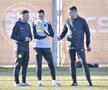 Mirel Rădoi, alături de antrenorii secunzi Ionuț Stancu (stânga) și Mihai Ianovschi (dreapta)