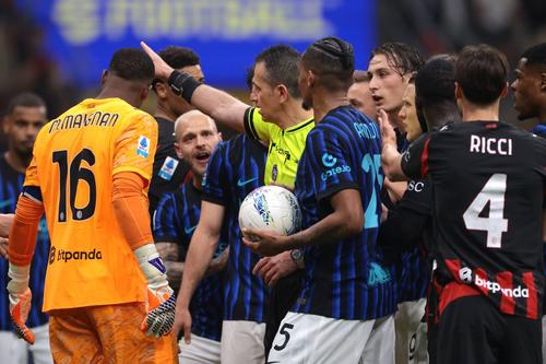 Arbitrul Daniele Doveri ;i asistenții săi au fost băgați la mijloc de jucători, după unele decizii controversate în derby-ul Milan - Inter 1-0 / Foto: Imago