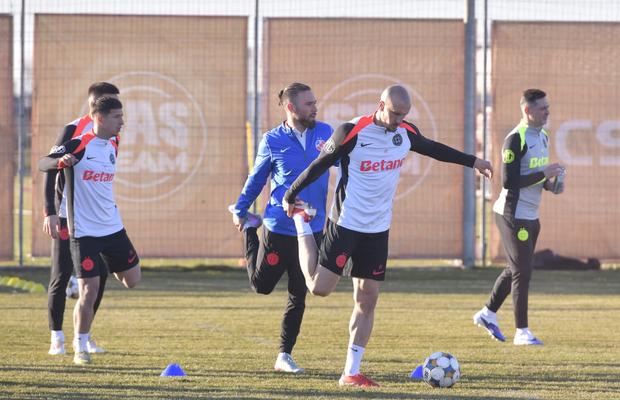 Buletinul medical la FCSB: „Probabil va fi apt pentru meciul cu Galați. El are laringită”
