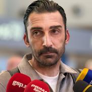 Elias Charalambous, cu lacrimi în ochi pe aeroport, la plecarea din România/ foto: GSP