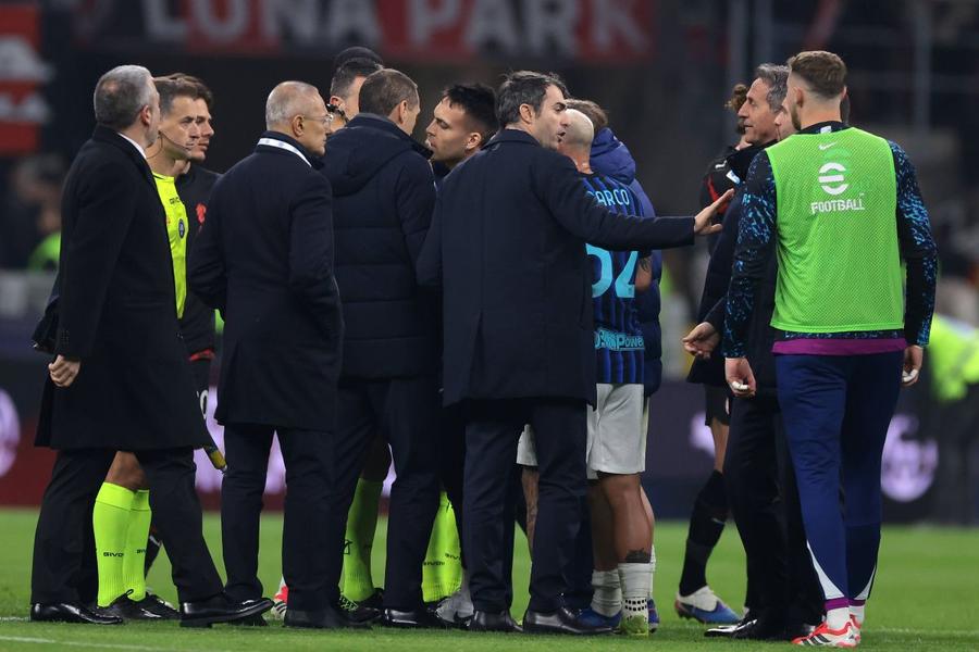 Jucătorii și cei din stafful tehnic și de conducere a lui Inter au mers la arbitru să protesteze după eșecul cu Milan / Foto: Imago Amenzi și sancțiuni după derby » Milan plătește pentru că a întârziat reluarea meciului! + Suspendare și la Inter