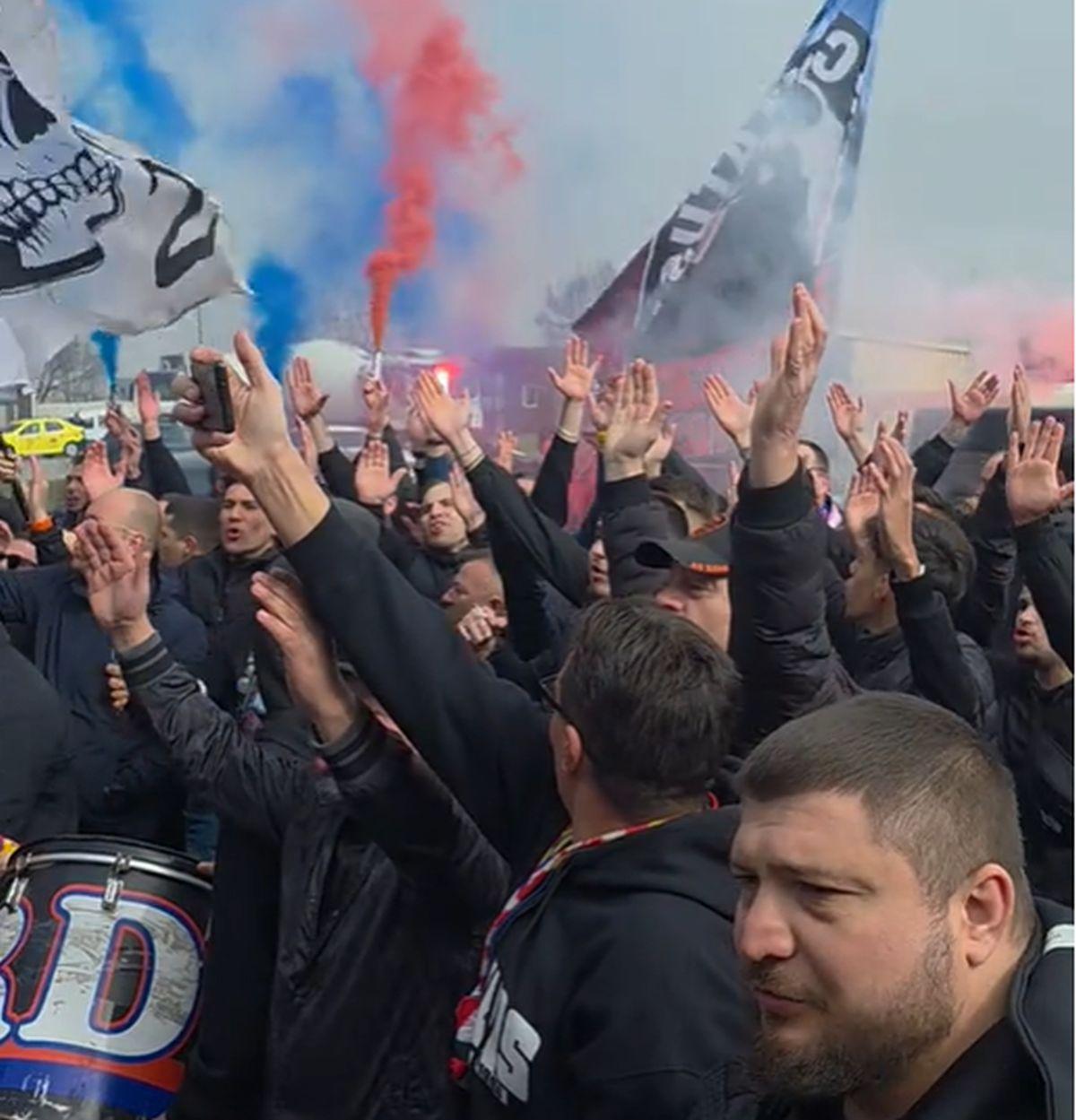 Mirel Rădoi, primit cu torțe de suporterii FCSB la bază