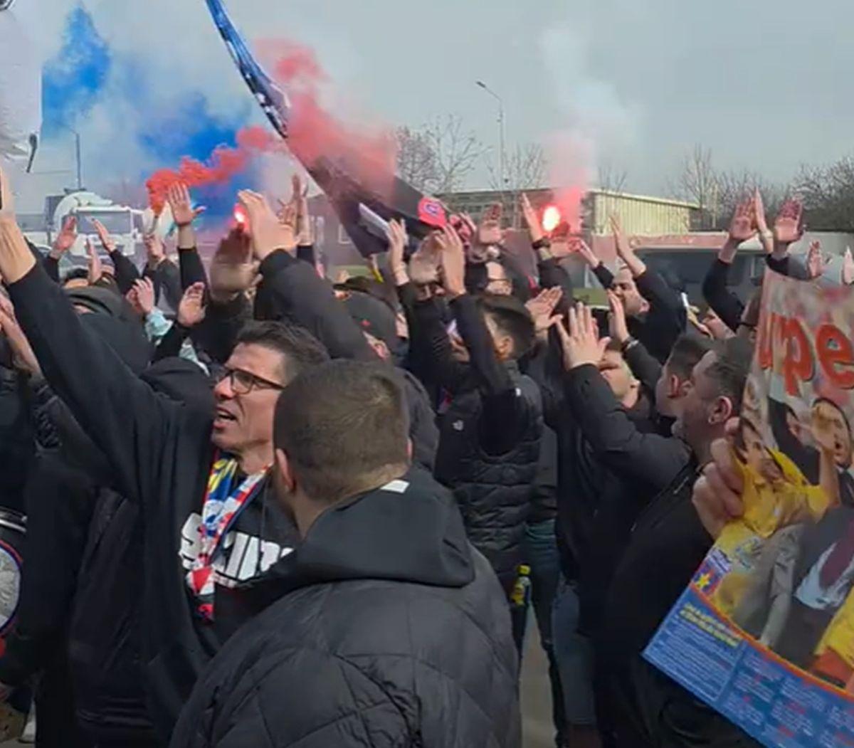 Mirel Rădoi, primit cu torțe de suporterii FCSB la bază