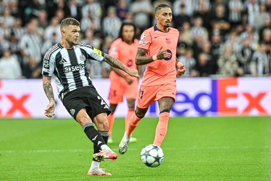 Kieran Trippier și Raphinha în Newcastle - Barcelona / Foto: Imago Images Barcelona, Simeone și ritmul din Premier League