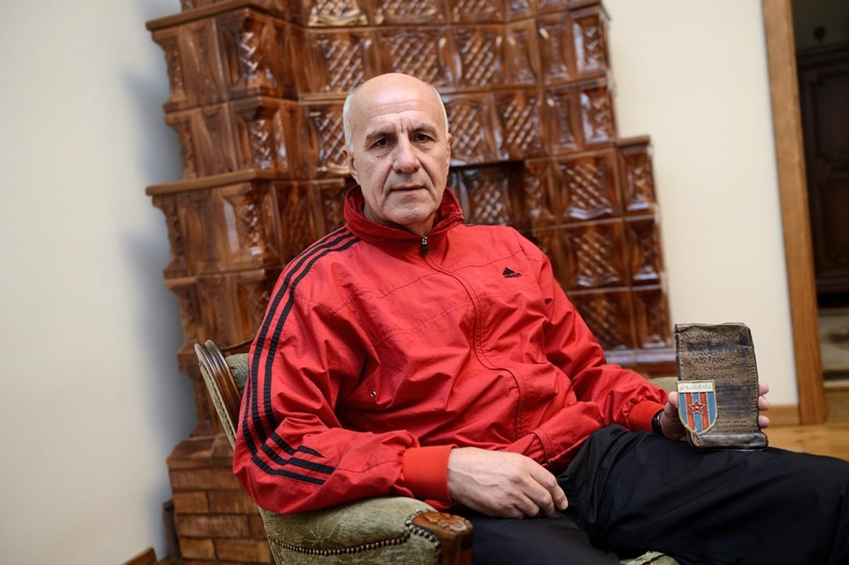 SUPERREPORTAJ. Povestea senzațională a lui Florea Ispir, jucătorul cu record all-time pentru o singură echipă în Liga 1: de la ore de șah cu Boloni, la sprițuri pe ascuns în cămară, după înfrângeri