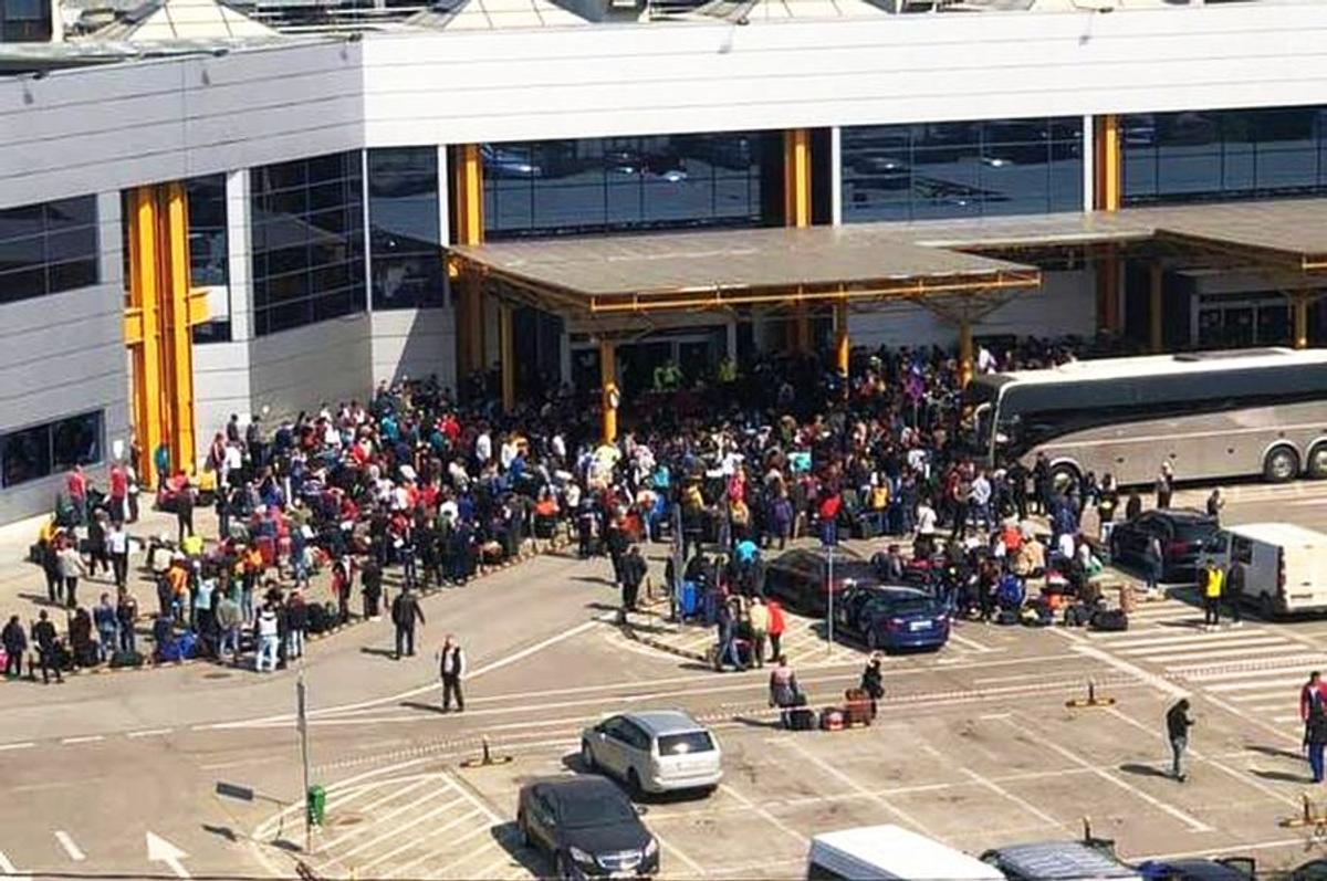 COVID-19. UPDATE //  Alba-neagra cu muncitorii români ce trebuiau să plece în Germania! Întorși din drum și urcați în avioane