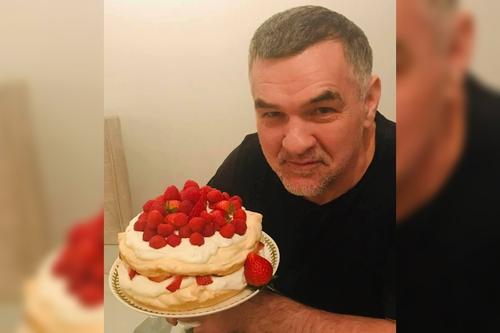 Leonard Doroftei și tortul pentru cei 50 de ani împliniți