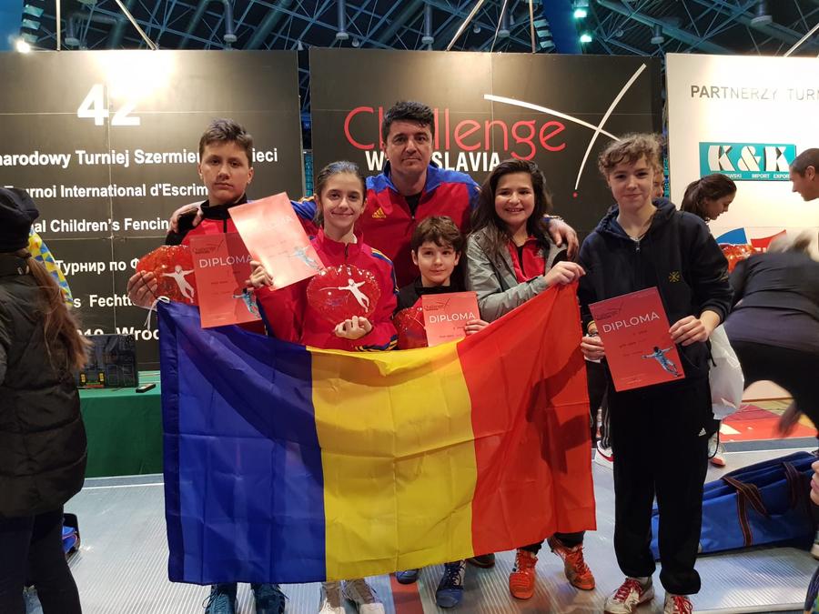 Fostul sabrer, acum antrenor, alături de elevii săi și de tricolor după un concurs FOTO Colecție personală Fostul sabrer Alin Lupeică vorbește despre cum era sportul său în anii '90 și care erau provocările: „În scrimă trebuie să-ți găsești calea, ca un samurai”