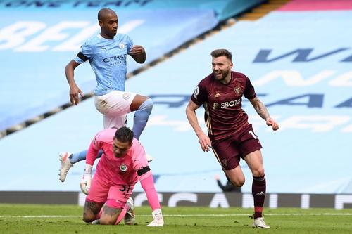Stuart Dallas (dreapta) a reușit o „dublă” pentru Leeds // foto: Guliver/gettyimages