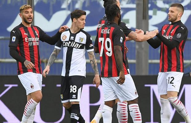 Parma - AC Milan 1-3 » Dennis Man, integralist! Zlatan eliminat + Man i-a dat mingea printre picioare suedezului