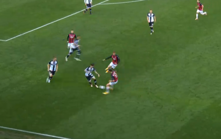 Dennis Man îi trece mingea printre picioare lui Zlatan Ibrahimovic