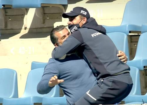 Eugen Trică și Mircea Bornescu, antrenorul și președintele celor de la FC U Craiova 1948, s-au dezlănțuit la golul victoriei din partida cu ASU Poli Timișoara, scor 1-0.