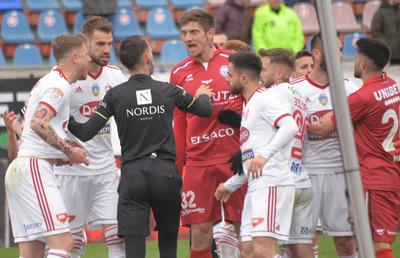 George Găman, salvat de „asistent” în Botoșani - Sepsi » Scene tensionate, după ce arbitrul s-a răzgândit: „Hoții, hoții!”
