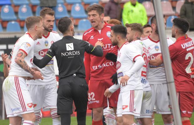George Găman, salvat de „asistent” în Botoșani - Sepsi » Scene tensionate, după ce arbitrul s-a răzgândit: „Hoții, hoții!”