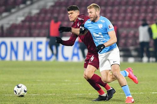 Adam Nemec, în albastru, contra celor de la CFR Cluj // foto: Imago Images