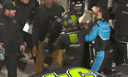 Ty Gibbs (19 ani) și Sam Mayer (18 ani), piloți din NASCAR, s-au luat la bătaie la finalul cursei din seria Xfinity.