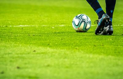 Cum să alegi perechea perfectă de ghete de fotbal pentru meciuri dinamice
