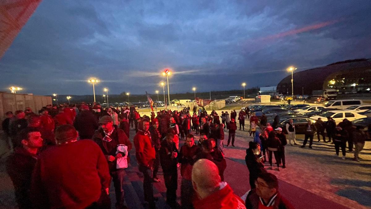 Scandal la Sepsi - Rapid. Meci întârziat și protest major al suporterilor: au ieșit în minutul 15!