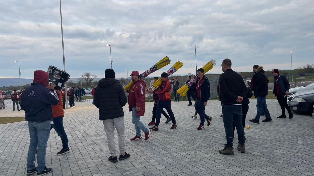Scandal la Sepsi - Rapid. Meci întârziat și protest major al suporterilor: au ieșit în minutul 15!