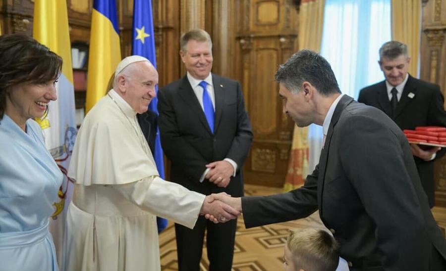 Marius Vecerdea, rudă cu Klaus Iohannis, prezent la vizita Papei Francisc din 2019 / Sursă foto: Facebook Ce simulacru în tenisul românesc! Acuzații grave la vârful Federației: „«A dat» în copii!” vs. „Vă înscrieți pe calea sigură spre pușcărie!”