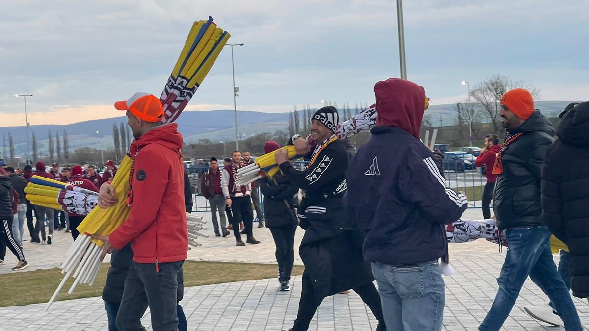 Scandal la Sepsi - Rapid. Meci întârziat și protest major al suporterilor: au ieșit în minutul 15!