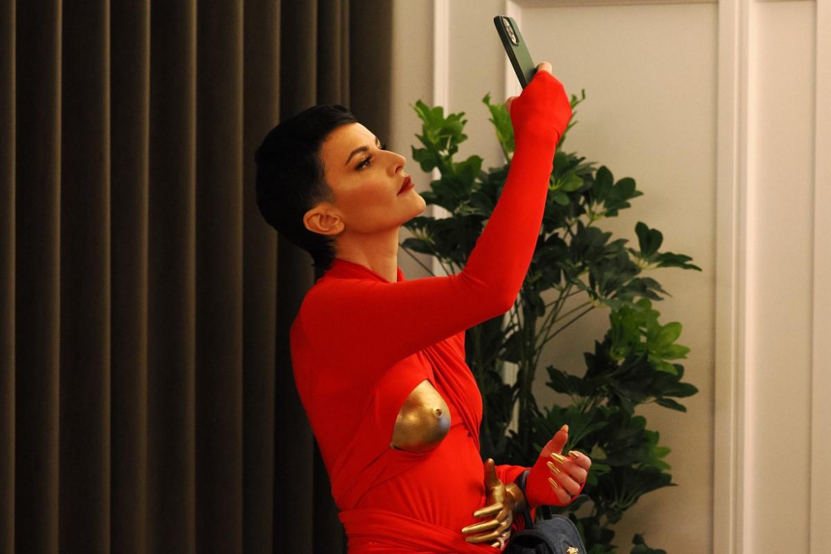Elisabeta Lipă s-a lansat în imobiliare și i-a chemat la eveniment pe Șucu, Bellu, Smiley și o influenceriță într-o ținută îndrăzneață
