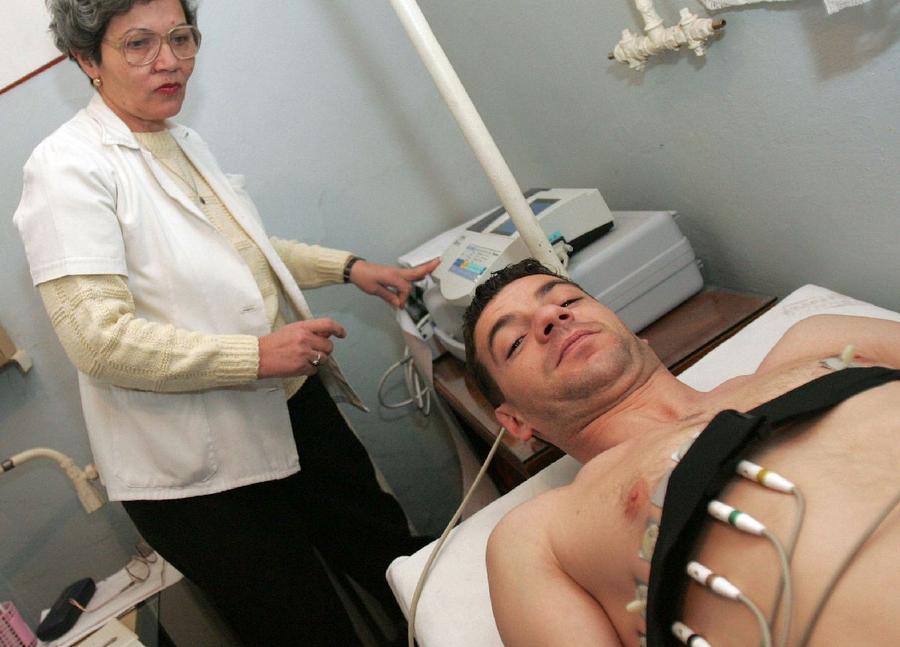 Fotografie din arhiva Gazetei: fostul „pandur” Adrian Popescu, în timpul unui control „Trăiesc o altă viață!” » Gazeta l-a găsit pe fotbalistul român cu inima în partea dreaptă, ex-„tricolor”: „Cazul meu a fost nemaivăzut, nemaiauzit! Sunt printre norocoși, dar mi-a dăunat în relația cu Grigoraș”