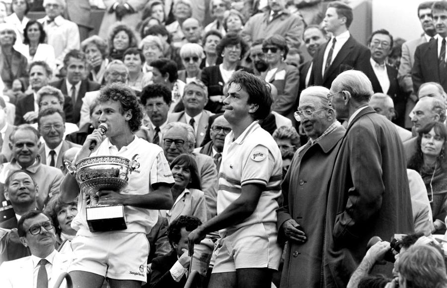 Mats Wilander cu trofeul de campion și Henri Leconte, finalist la Roland Garros 1988 Foto: Imago Le mai poate face față Novak Djokovic tinerilor rivali? „Este mai bătrân și mai lent. A pierdut un pic din vioiciune”