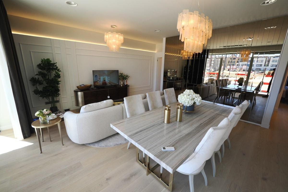 Elisabeta Lipă s-a lansat în imobiliare și i-a chemat la eveniment pe Șucu, Bellu, Smiley și o influenceriță într-o ținută îndrăzneață