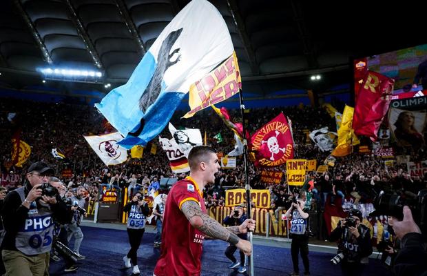 Autorul unicului gol în ultimul derby al Romei, amendat pentru steagul în culorile rivalei și cu un șobolan în mijloc